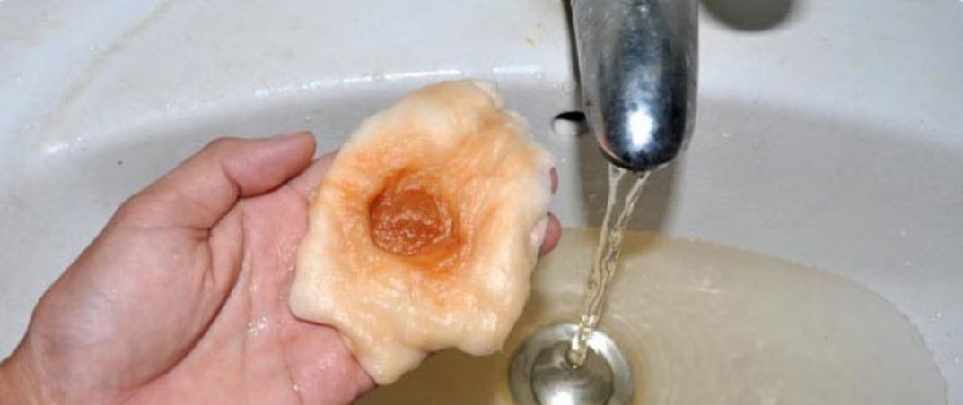 dấu hiệu nước nhiễm phèn ố vàng