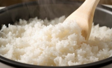 Nấu cơm bằng nước sôi sẽ tốt hơn nước lạnh